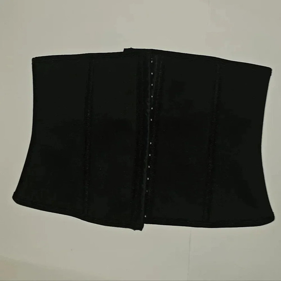 Black Corset - Picture 2 of 6